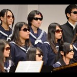【涙腺崩壊】高校の合唱祭で全員がサングラス姿で登壇。その行動の理由に涙する。