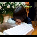 【涙腺崩壊】葬式の最中、父親が入った棺をじっと見つめる少年。棺に向かって少年が口にした言葉に会場が静まり返る・・・